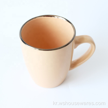 골드 테두리와 서양식 세라믹 커피 컵